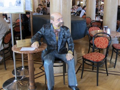Поэт Петер Альтенберг так до сих пор с начала прошлого века и сидит за столиком в кафе "Централь".