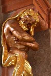 Золочёные скульптуры внутри аббатства.